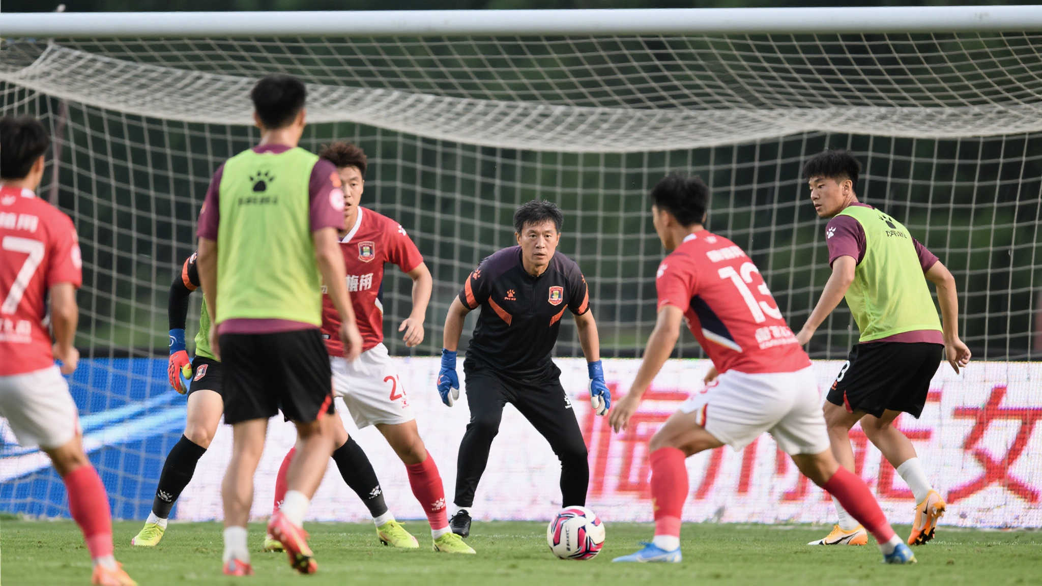 防守苦战,梅州力阻中超六连败 在联赛前几轮,梅州客家队的表现并不理想,连续失利让